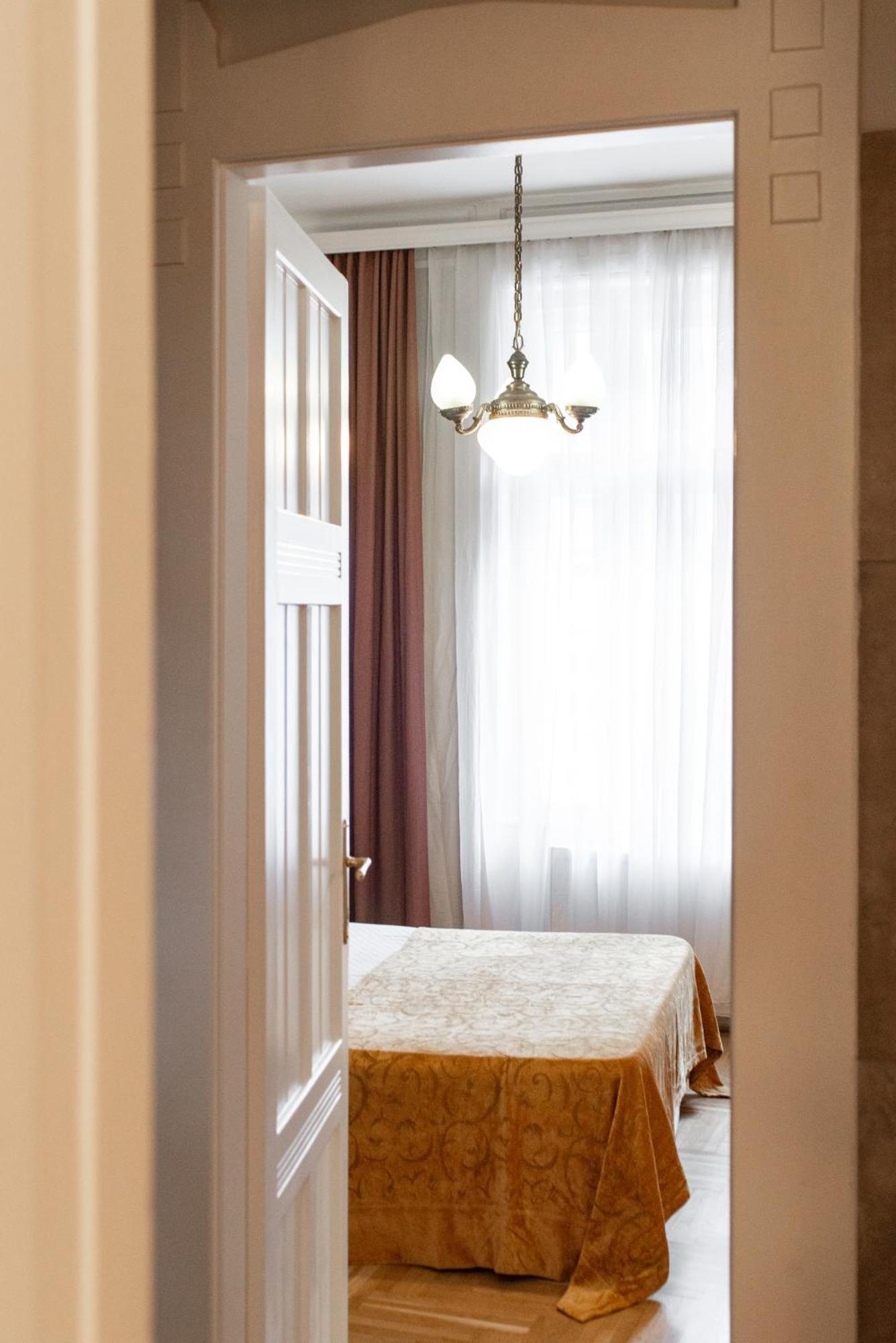 Spacious Family Suite Along River Side, In The Heart Of Buda Budapest Ngoại thất bức ảnh